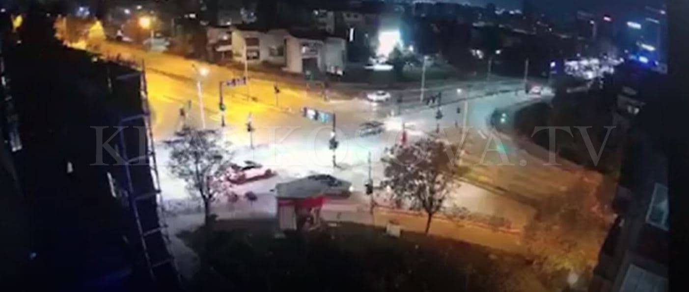 Aksident i rëndë pas mesnate në Prishtinë, përfshihen dy vetura dhe lëndohen tetë persona (VIDEO)