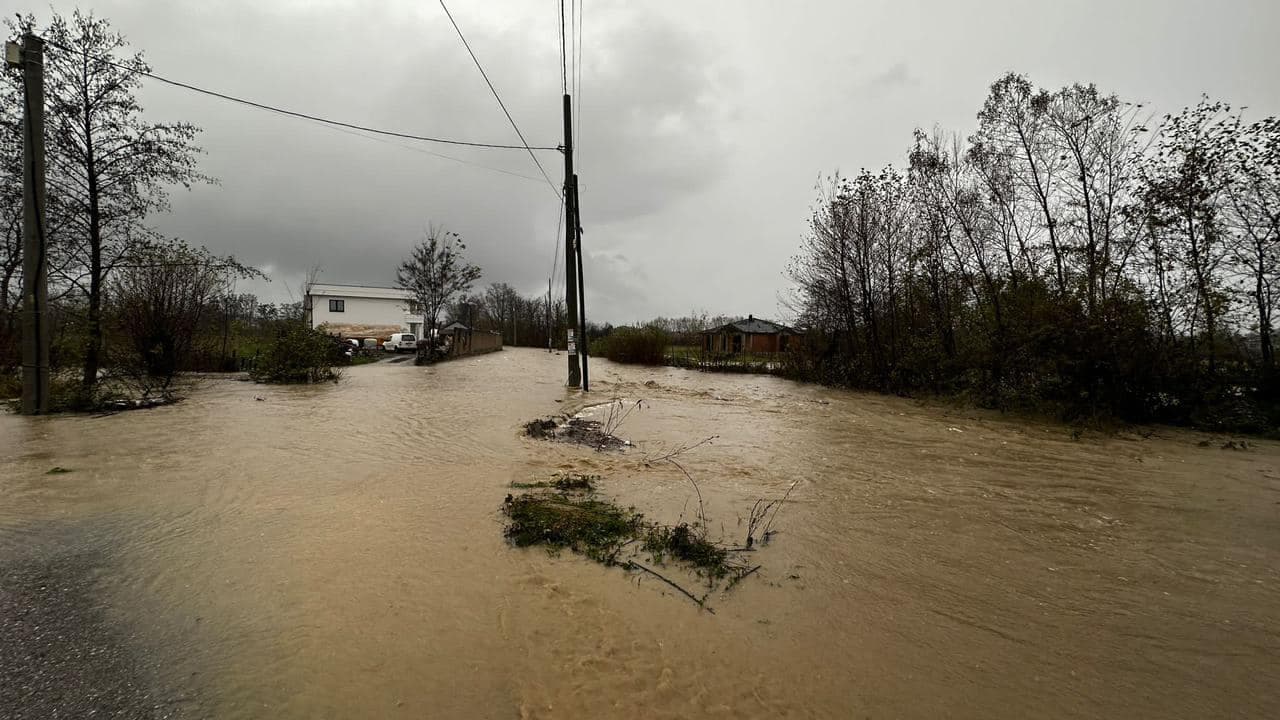Vërshimet, kryetari i Deçanit tregon se gjendja është e rënduar në disa zona