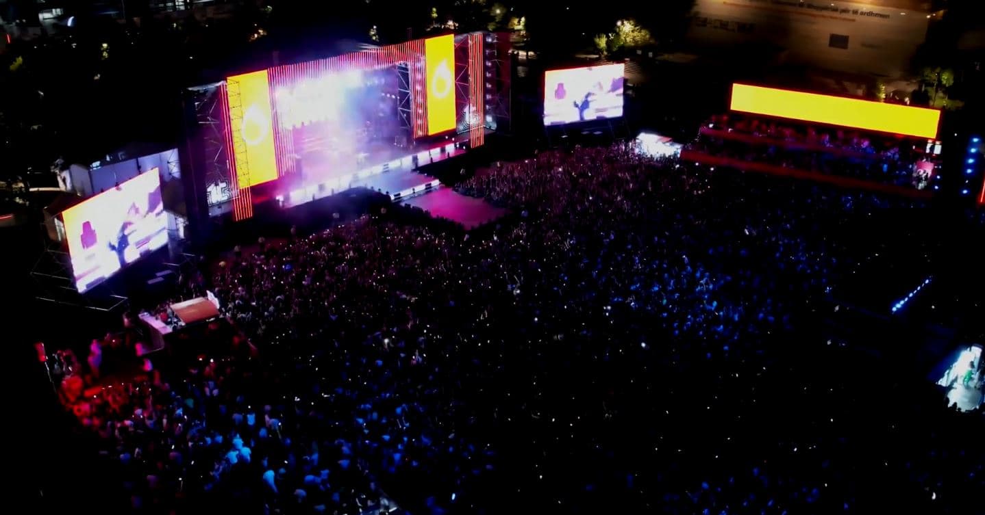Dua Lipa e nis koncertin madhështor në Tiranë (VIDEO)