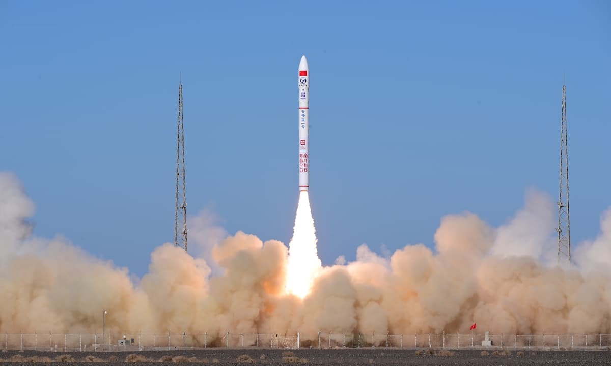 Raketa komerciale kineze lëshon 5 satelitë në hapësirë