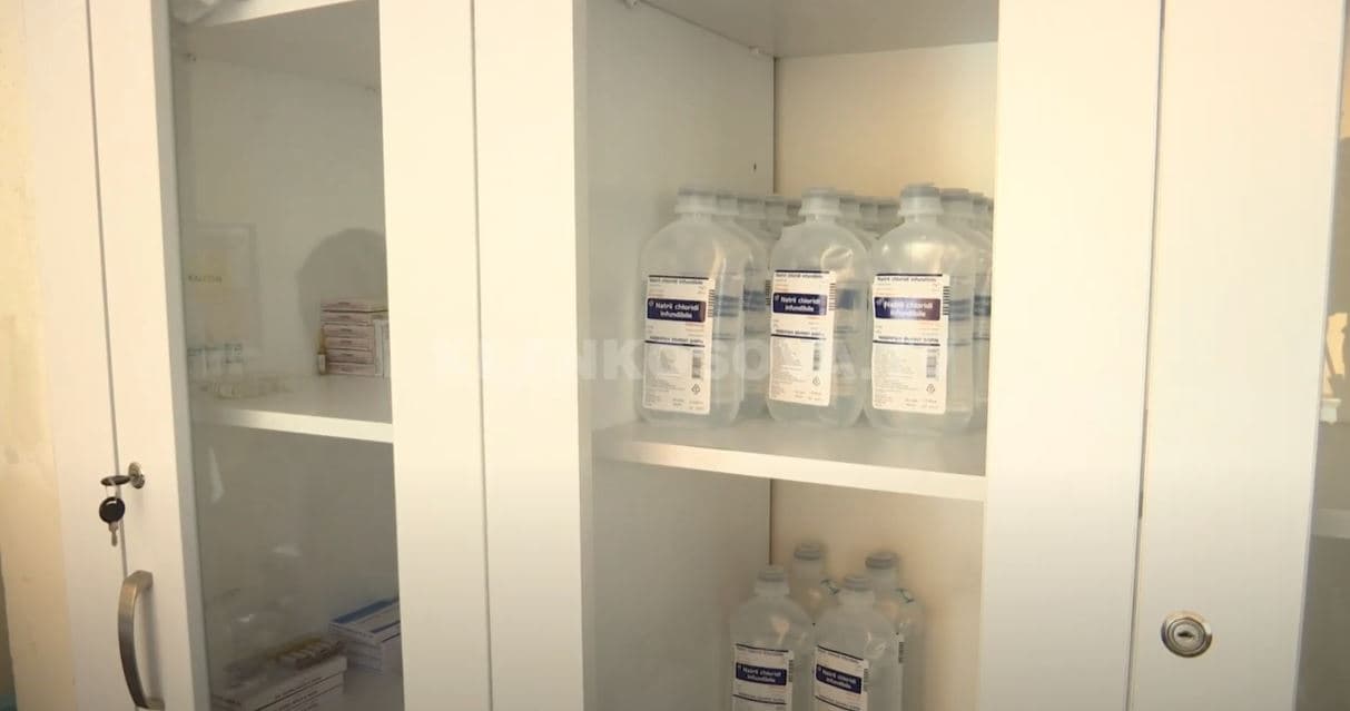 Ministria e Shëndetësisë flet për mungesën e barnave në QKMF-të, për të cilat raportoi Klani para pak ditësh