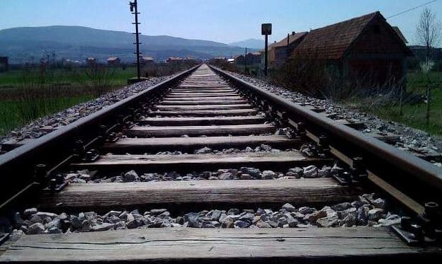 Vidhen pllakat që lidhin mes vete binarët e linjës hekurudhore Stagovë –Kaçanik i Vjetër