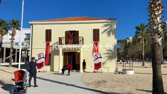 Dita e Flamurit, qytetarët vizitojnë Muzeun Kombëtar të Pavarësisë në Vlorë (FOTO)