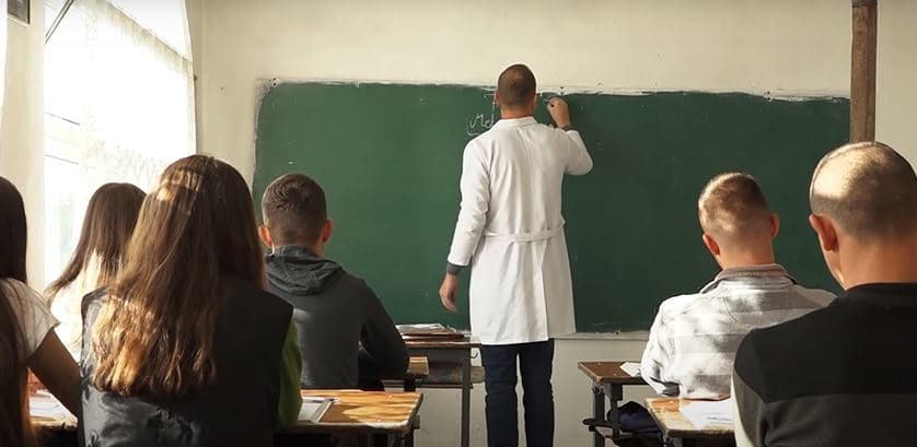 Braktisja e madhe e Shqipërisë, familjet emigrojnë, në shkolla mungojnë 17.543 nxënës