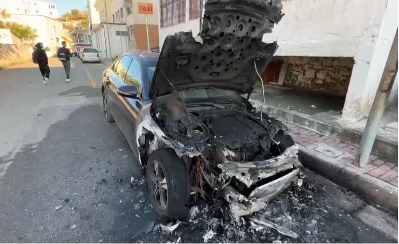 Digjen dy makina gjatë natës në Vlorë