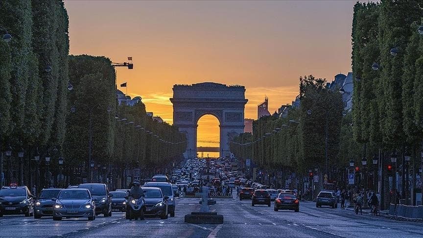 Paris, dritat në zyra dhe dyqane do të fiken në fund të punës