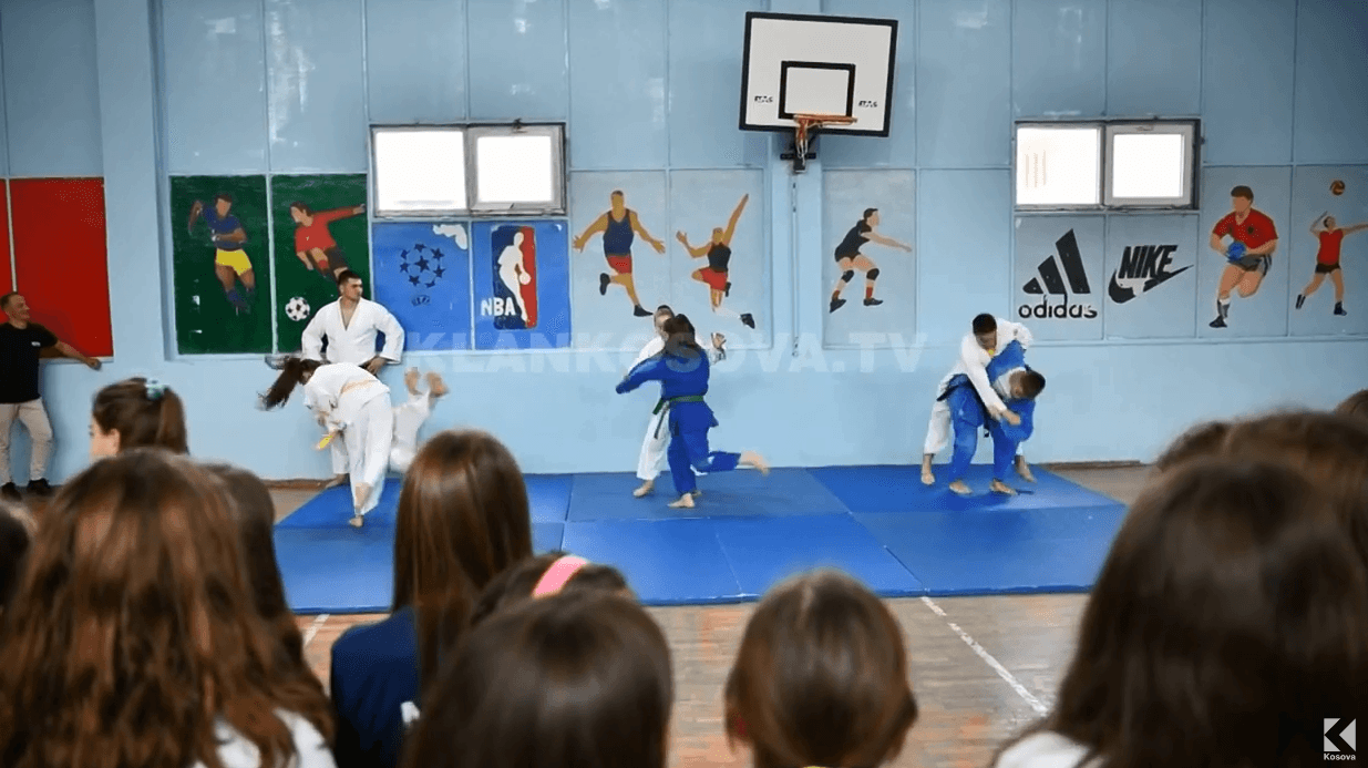 Sporti i xhudos demonstrohet nëpër shkolla fillore (VIDEO)