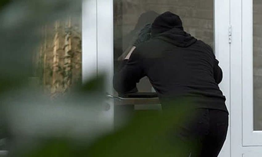 Shkuan për të deponuar në bankë, iu vidhen paratë nga dy persona të maskuar