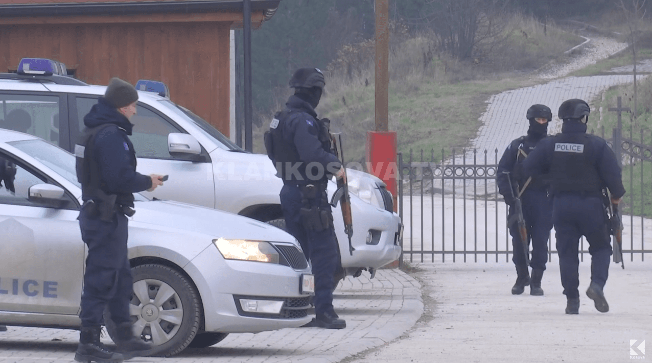 Policia vendos pika kontrolli në magjistralen Mitrovicë-Leposaviq (VIDEO)