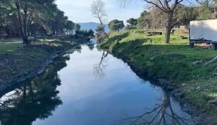 Gjendet një trup i pajetë në kanalin e ujërave të zeza në Vlorë