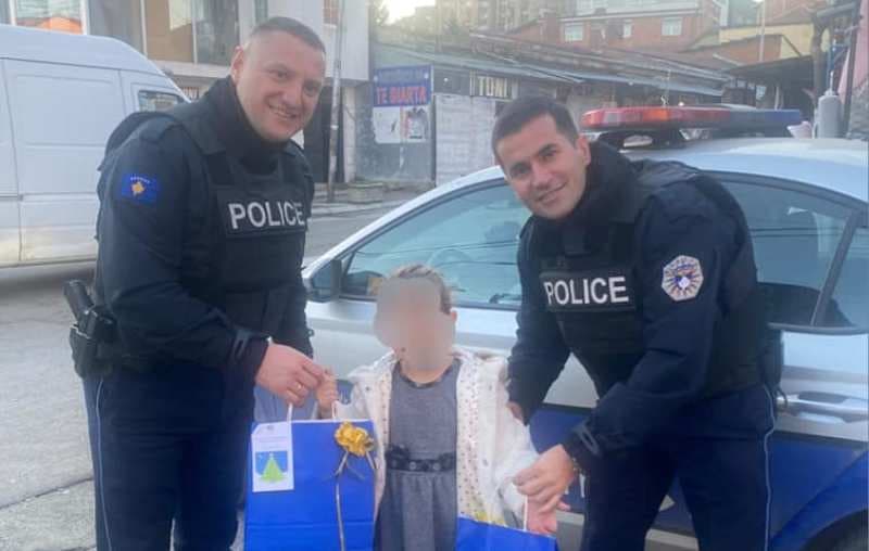 Policia shpërndan dhurata për fëmijët në veri (FOTO)