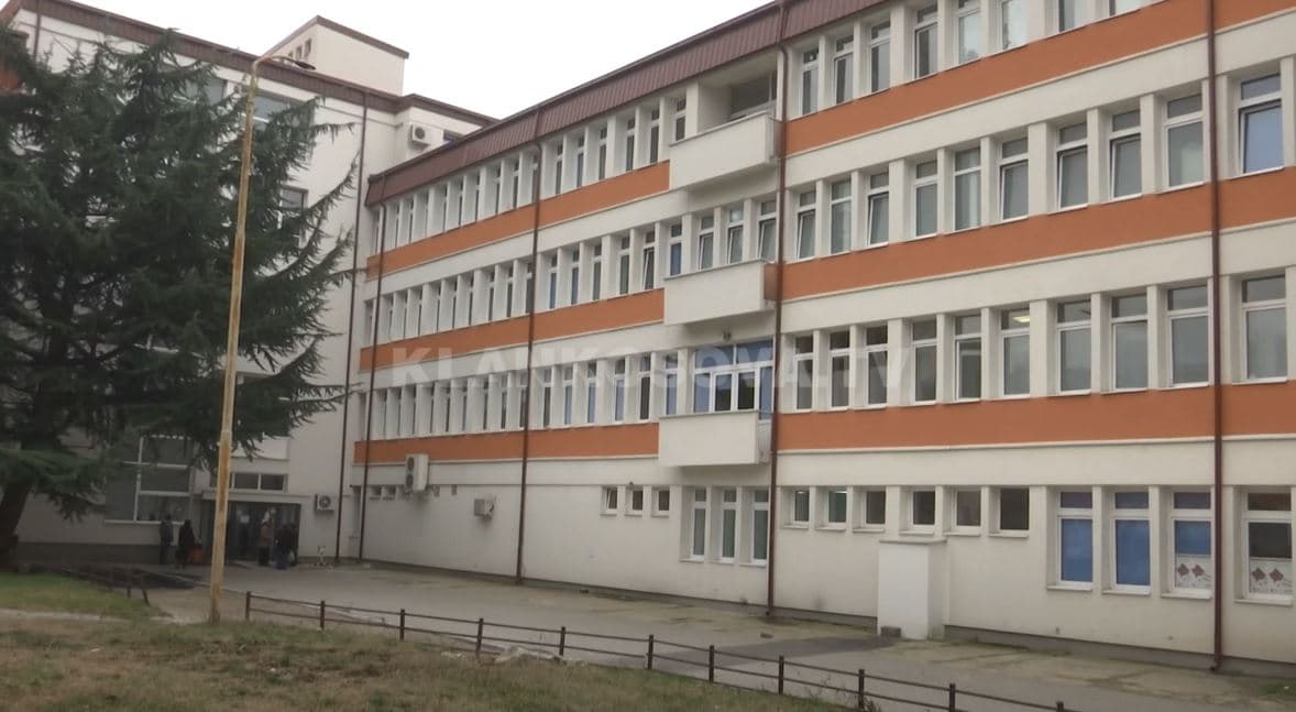 Rasti i futjes së foshnjës në rrobalarëse, vazhdojnë shkarkimet (VIDEO)