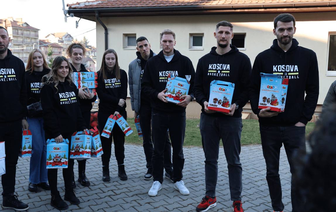 Basketbollistët kosovarë dërgojnë dhurata në SOS Fshatrat e Fëmijëve (FOTO)