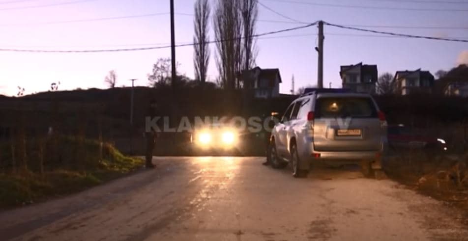 Serbët s’ndalen, edhe një barrikadë tjetër në veri (VIDEO)