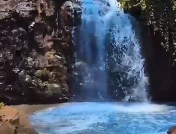 Hidhen kimikate ngjyrash në ujëvarë për të zbuluar gjininë e foshnjës, nisin hetimet (VIDEO)