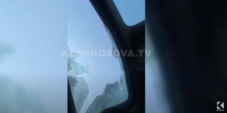 Sulmohet Klani, lëndohen gazetarët (VIDEO)