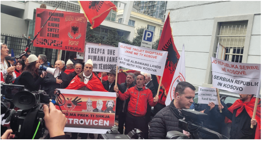"Të gjitha trojet shqiptare janë me ty Kosovë", protestë para ambasadës serbe në Tiranë