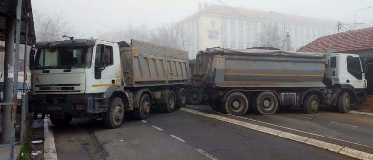 Barrikadat e pamundësuan punën e gjykatave në veri