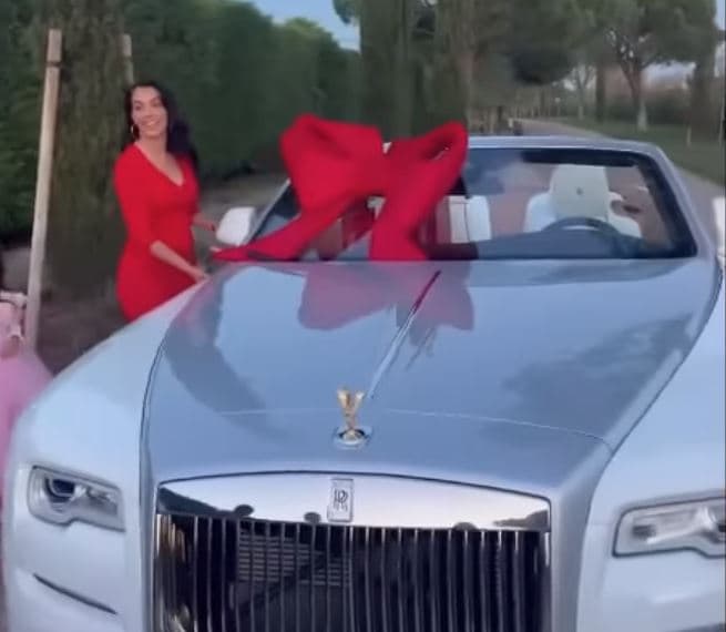Gruaja ia blen Ronaldos një "Rolls Royce" për Krishtlindje (VIDEO)