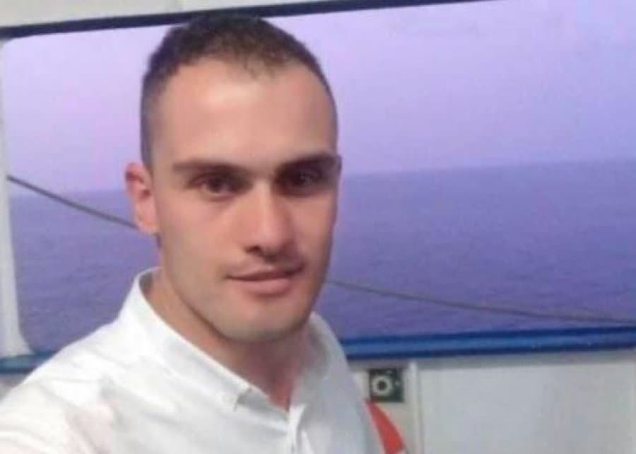 Pamje nga vendi i ngjarjes ku u vetëvra Sokol Halili (FOTO)