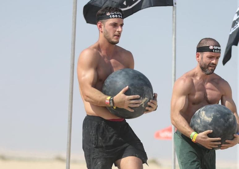 Studenti nga Kosova e fiton vendin e parë në garat spartan në Abu Dabi (FOTO)