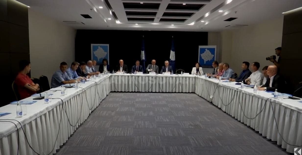 AKK në luftë me qeverinë (VIDEO)
