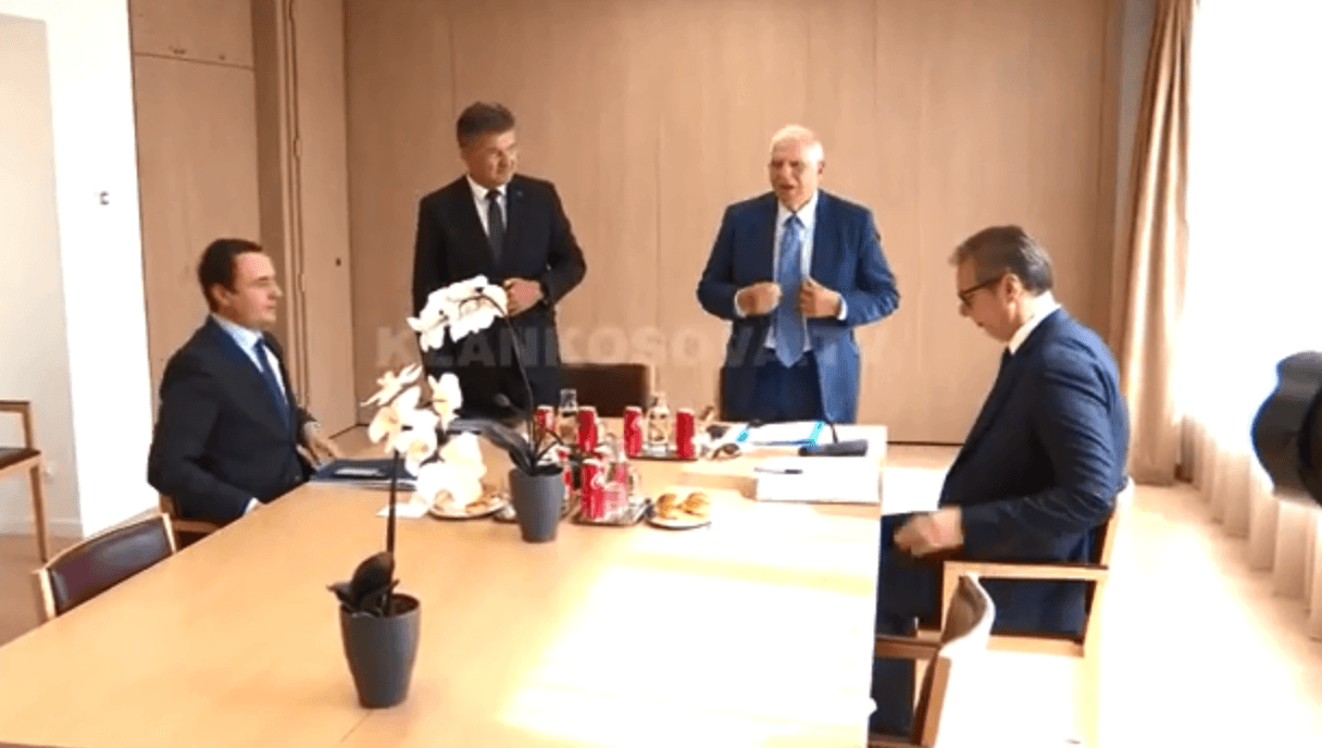 Borrell lavdëron Kurtin dhe Vuçiqin, thotë se në heqjen e barrikadave mbizotëroi diplomacia (VIDEO)