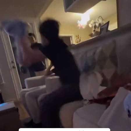 Shikoni reagimin e djaloshit pasi e mori si dhuratë fanellën e Messit (VIDEO)