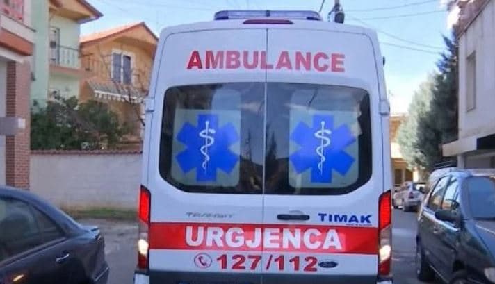 Vdiq një 77-vjeçare në Tiranë, ra nga ballkoni derisa po i lante xhamat
