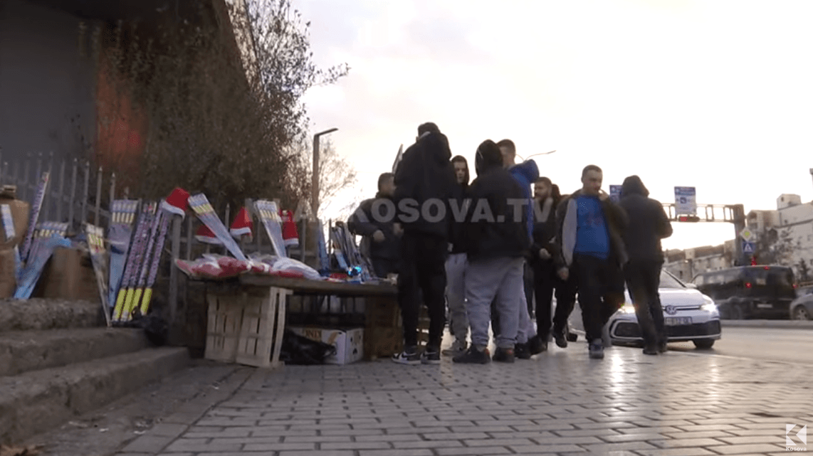 Komuna e Prishtinës ndalon përdorimin e fishekzjarreve në hapësira publike - s'pajtohen shitësit (VIDEO)