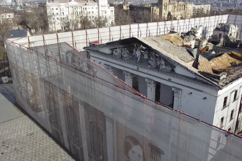 Teatri i Mariupolit shkatërrohet nga pushtuesit rusë