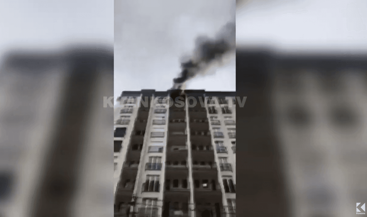 Banesa përfshihet nga flaka, i moshuari shpëtoi duke dalë nga ballkoni (VIDEO)
