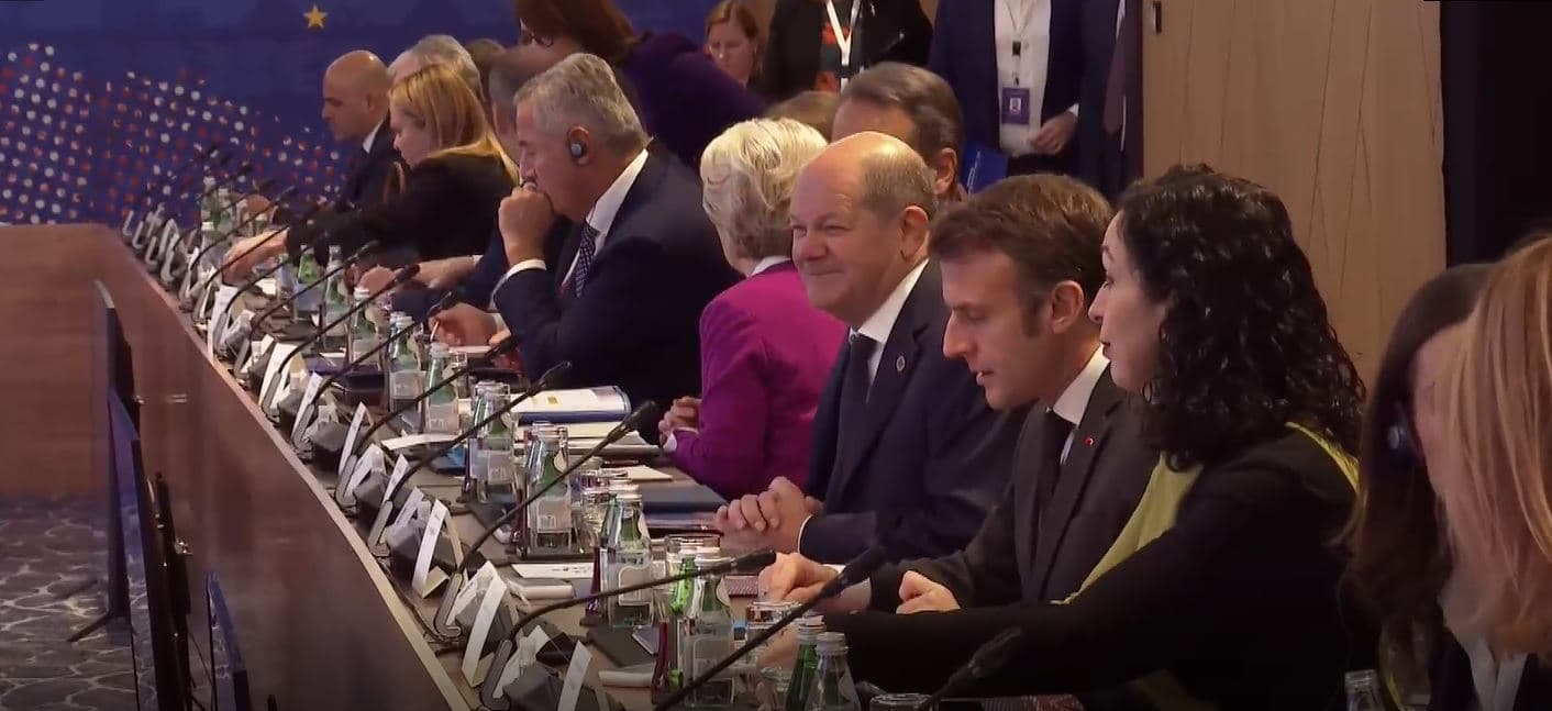 Pamje brenda takimit në Tiranë, Scholz e Macron afër Osmanit (VIDEO)