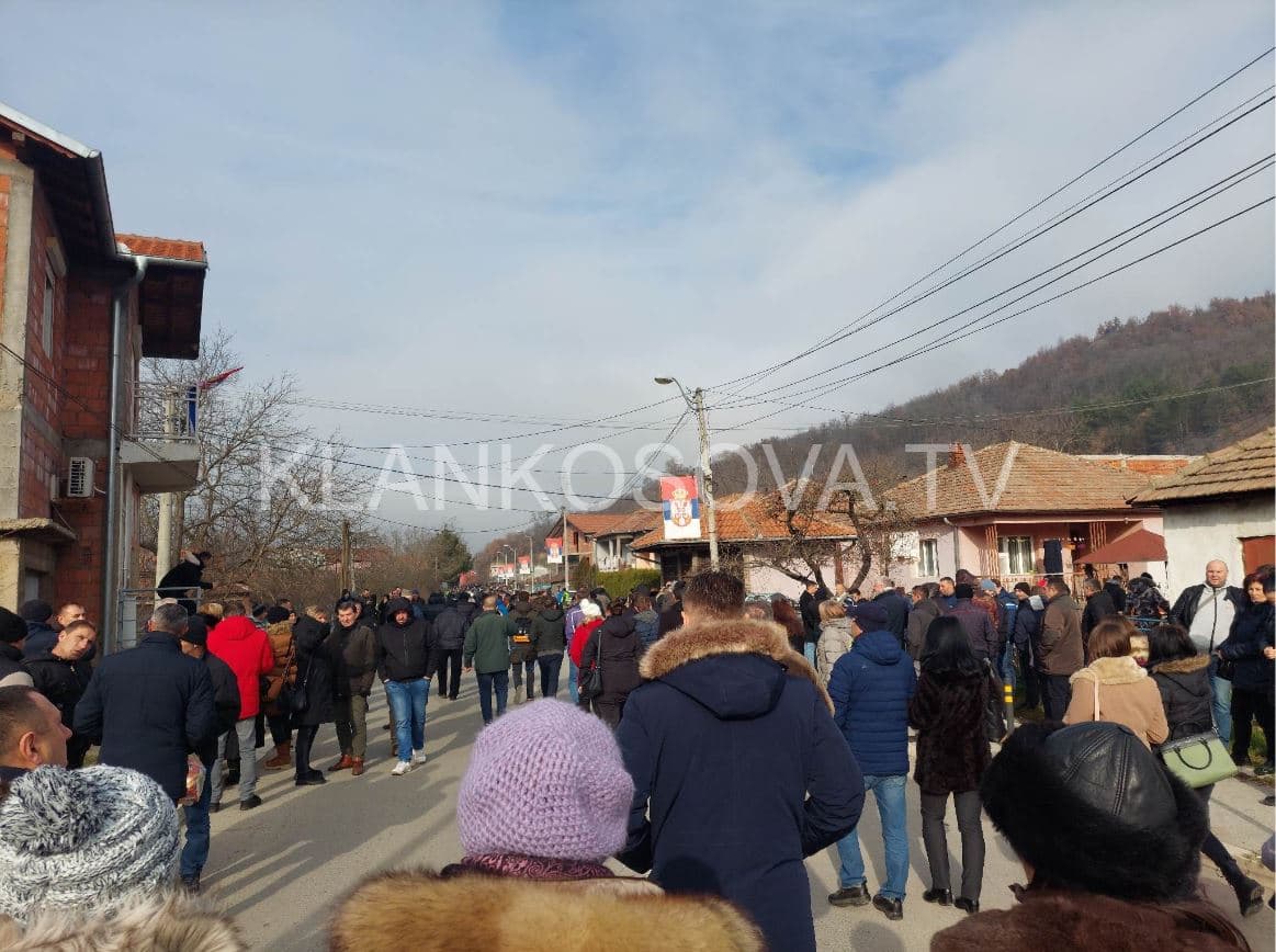 Kushti i protestuesve për heqjen e barrikadave: Tërheqja e “listave sekrete për arrestim e pushkatim” të serbëve