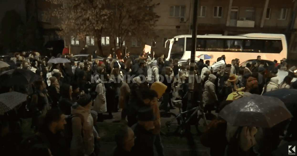 Vrasja në oborrin e QKUK-së: Me protestë kërkohen dorëheqjet e përgjegjësve (VIDEO)