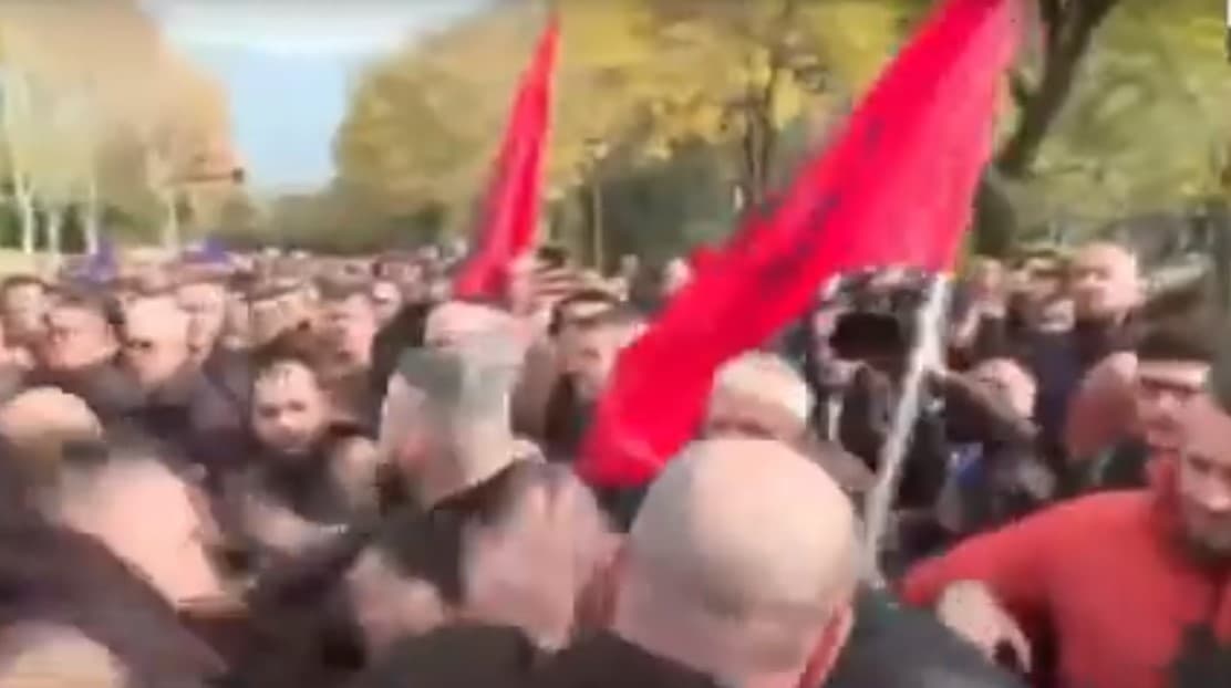 Incident në protestën e Opozitës, qytetari godet me grusht Sali Berishën (VIDEO)