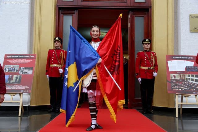 Anketa e IRI: Kosova e Shqipëria dominojnë rajonin për euro-optimizëm, Serbia për euro-skepticizëm
