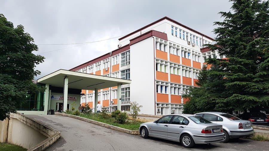 Fëmija që u godit nga vetura në Pejë është në gjendje stabile