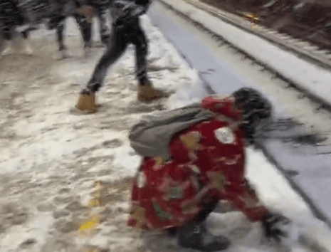 Betejë me topa bore në një stacion të metrosë në Londër (VIDEO)