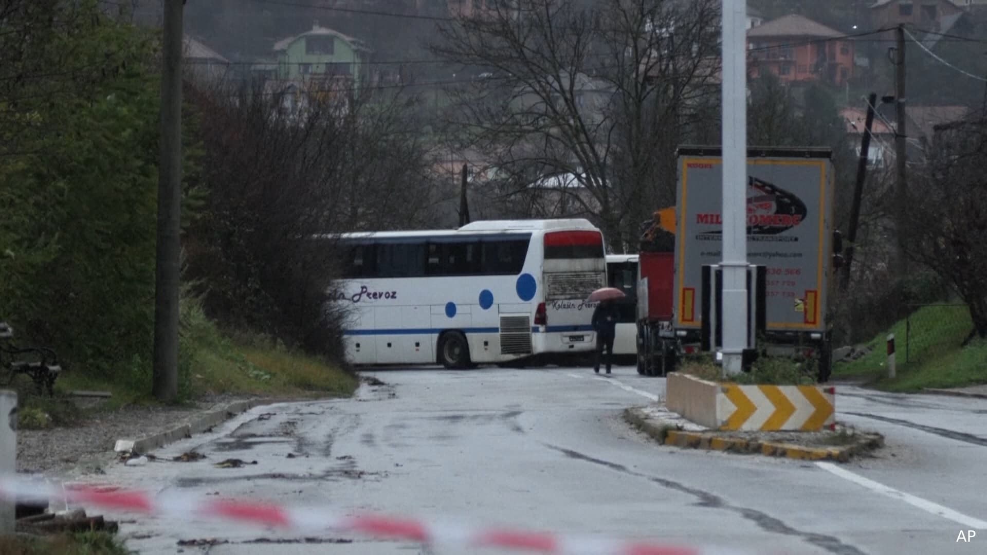 Nëntë barrikada në veri, policia: Dy pikat kufitare po mbahen të mbyllura nga grupet kriminale