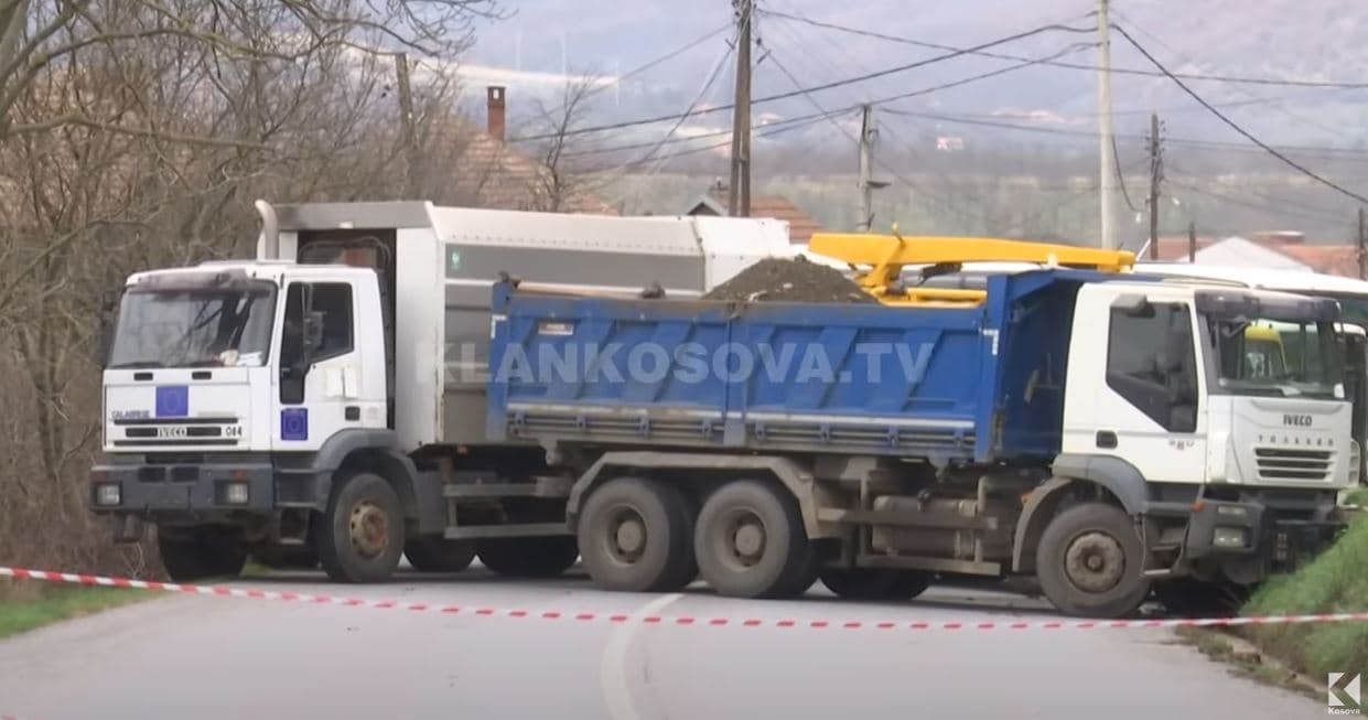 Si u sulmua ekipi i Klan Kosovës nga personat e maskuar në veri? (VIDEO)