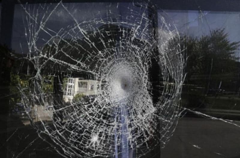 Të shtëna me armë zjarri në Prishtinë, dëmtohet xhami i ballkonit të një shtëpie