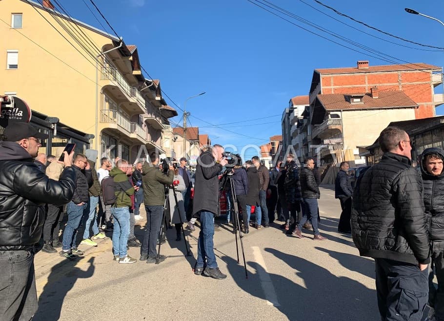 Aksidentet me fatalitet në "Fahri Fazliu", protestuesit bllokojnë rrugën (FOTO/VIDEO)