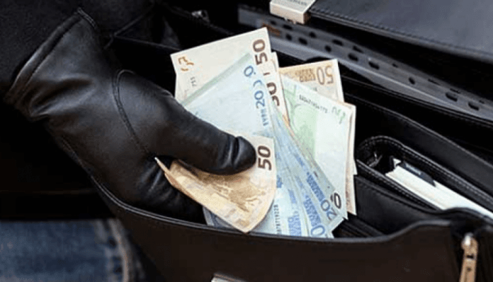 Tre persona e plaçkitin një grua në Prishtinë