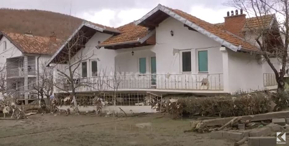 Shumë dëme në Skenderaj, lëndohen 15 persona, ngordh një viç (VIDEO)