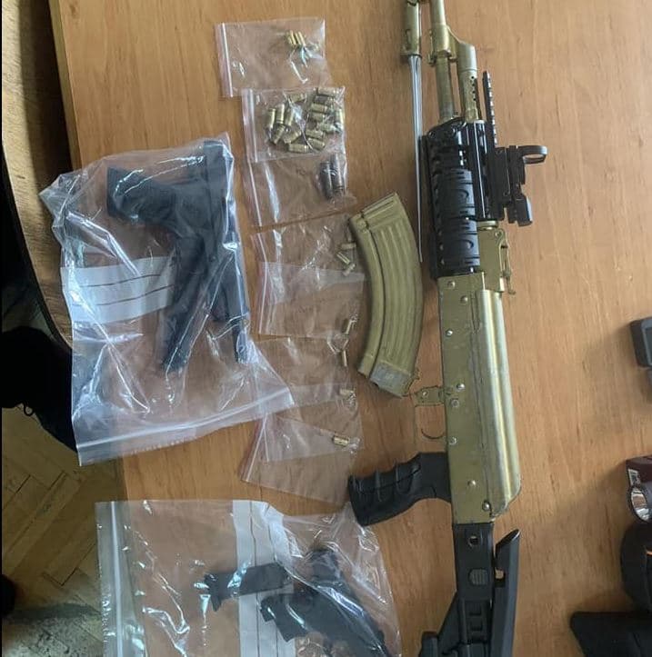 Publikuan video duke gjuajtur me armë, policia iu troket në derë katër personave (FOTO)