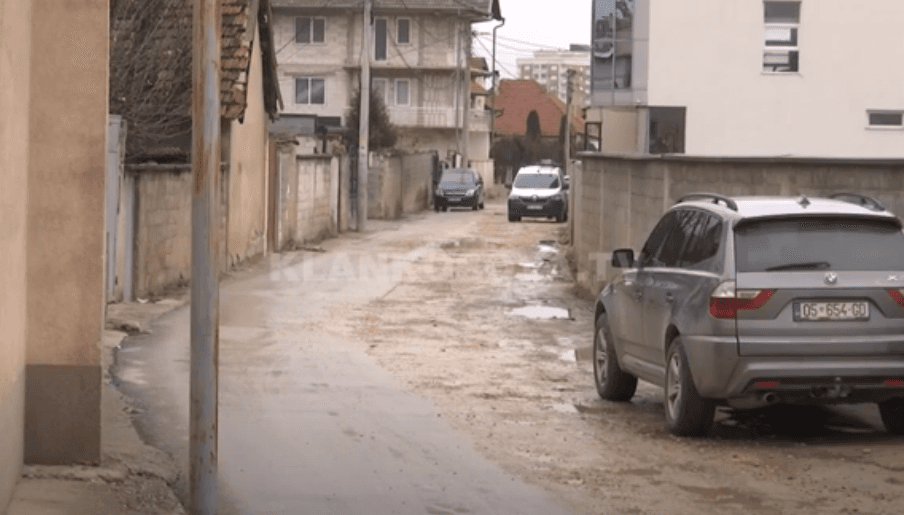 Mërgimtarit i vidhet arsenal armësh (VIDEO)