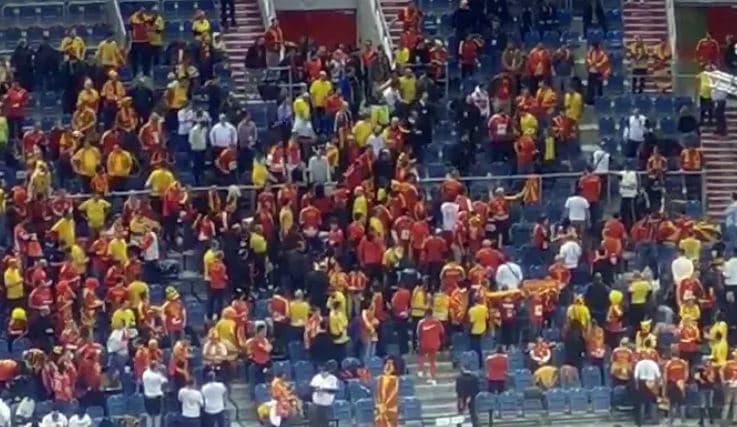Tifozët e Maqedonisë së Veriut kapen mes vete (VIDEO)