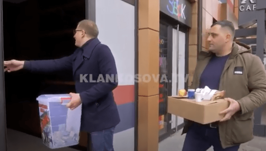 Serbët mbledhin “ndihma” për Simiqin (VIDEO)