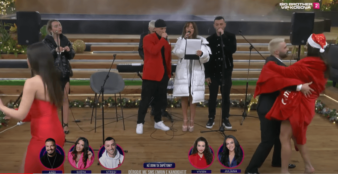 Emocionuese - banorët risjellin këngën ikonike shqipe të Vaçe Zelës (VIDEO)